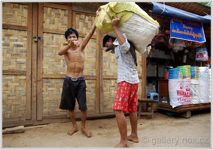 IMGP4544s.jpg - Myanmar © Marian Golis (2010)